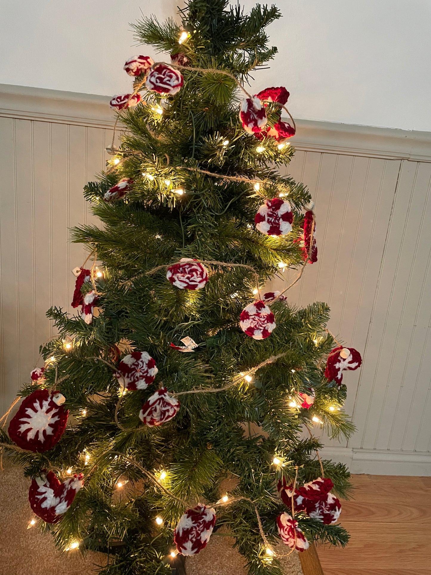 A Simple Farm Christmas Garland, Peppermint